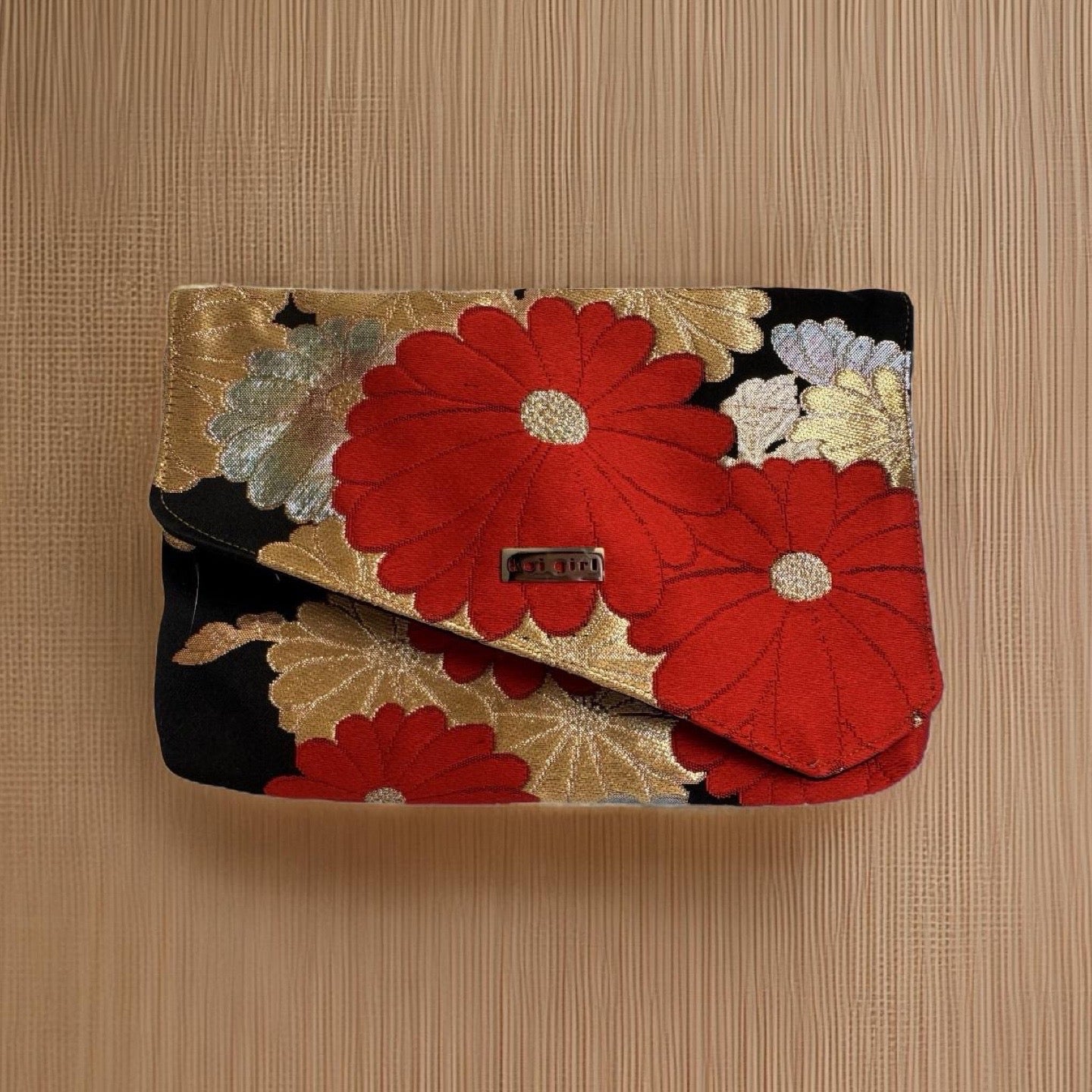 Red Chrysanthemums Clutch